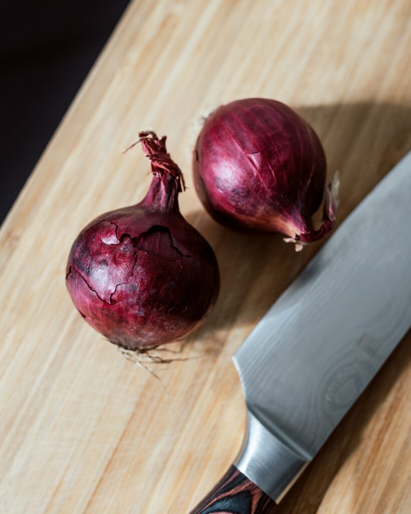Knive next to red onions
